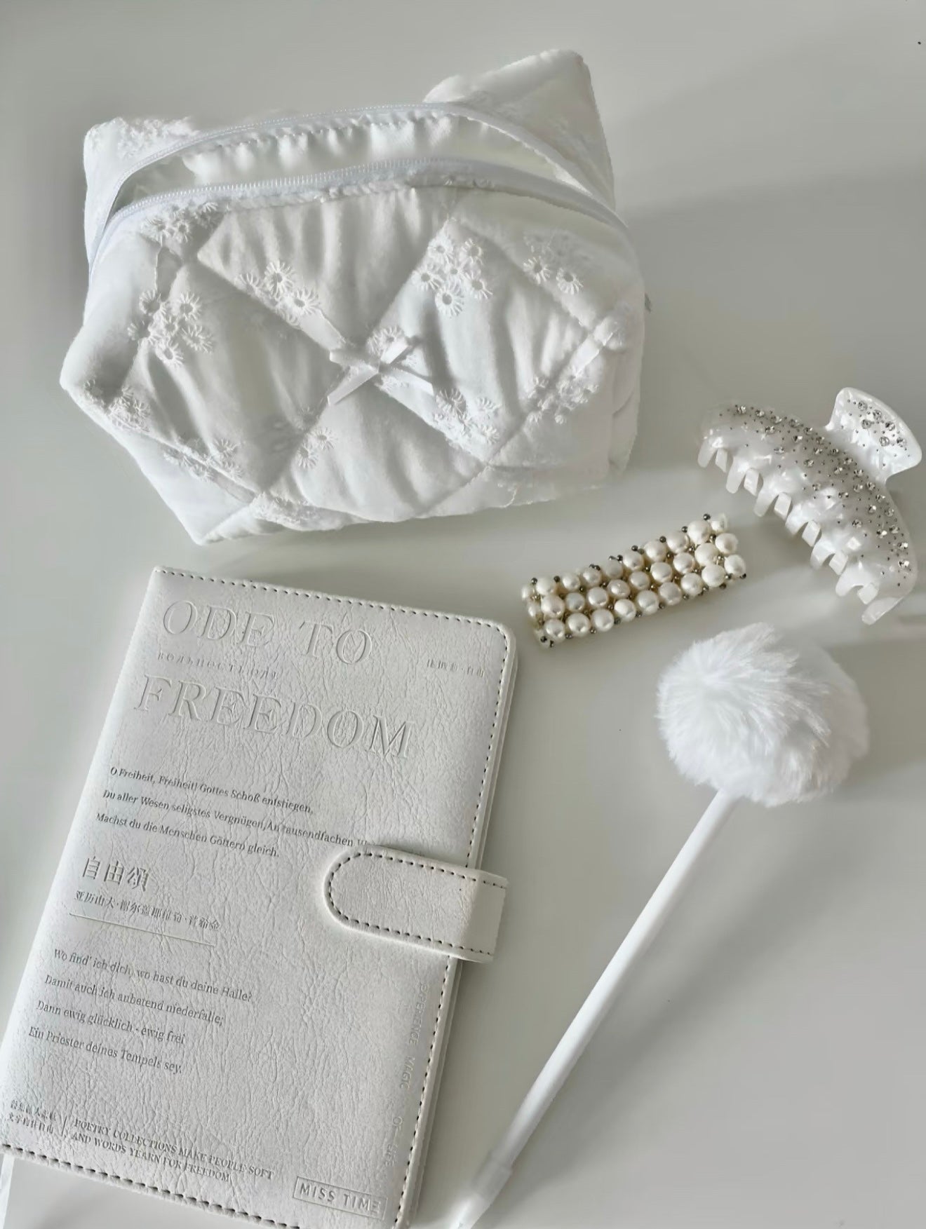 White Daisy Makeup Bag