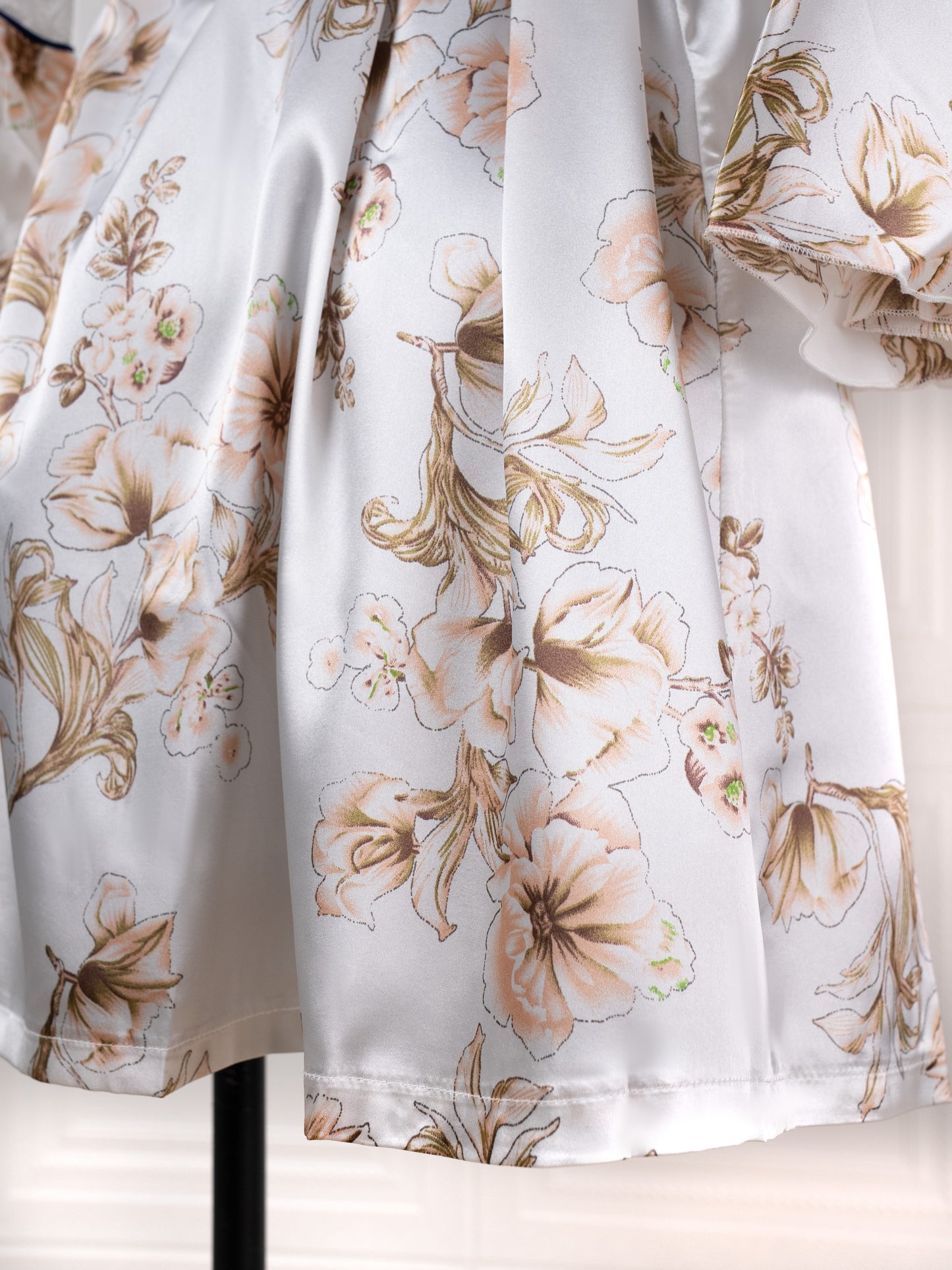 Silk Long-sleeve Bathrobe with Lily Pattern and Lace Details - Fever Lingeries