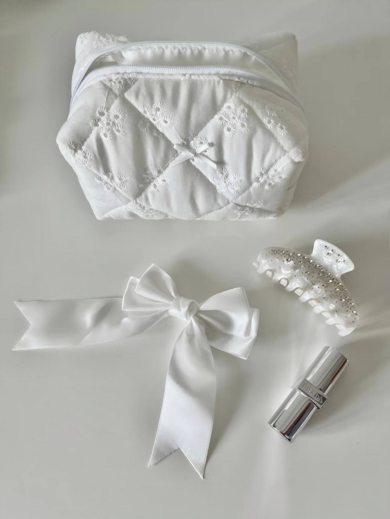 White Daisy Makeup Bag