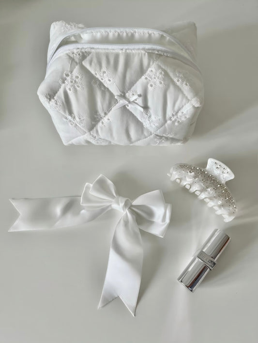 White Daisy Makeup Bag