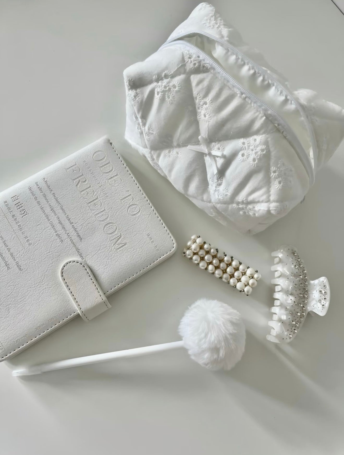 White Daisy Makeup Bag