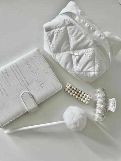 White Daisy Makeup Bag