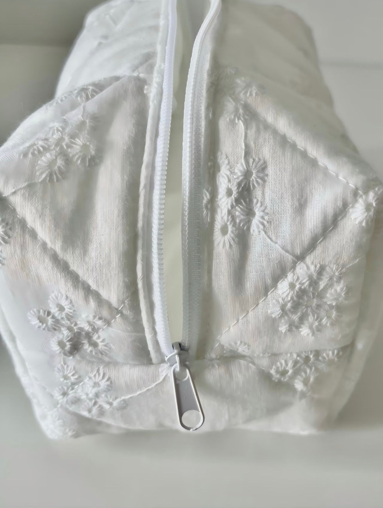 White Daisy Makeup Bag