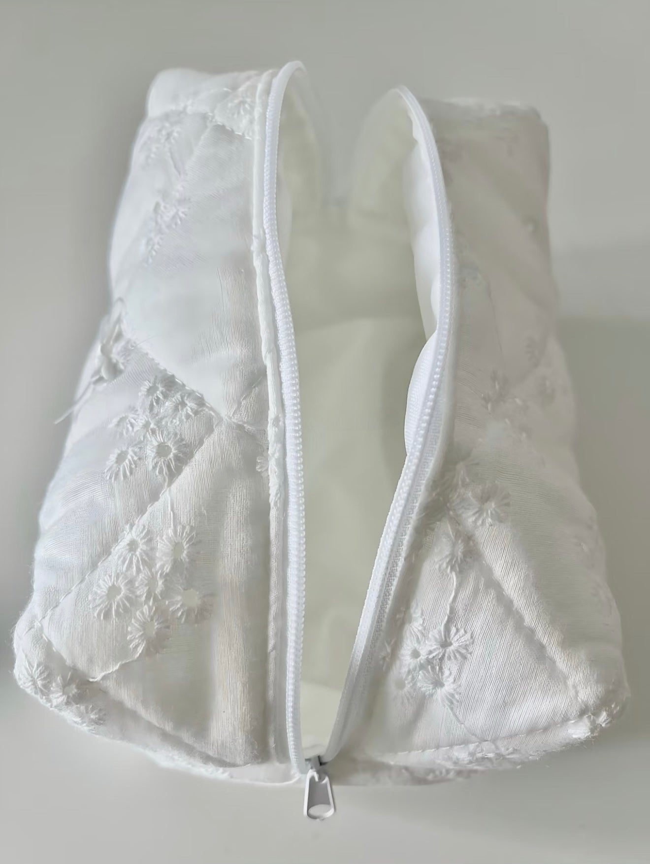 White Daisy Makeup Bag