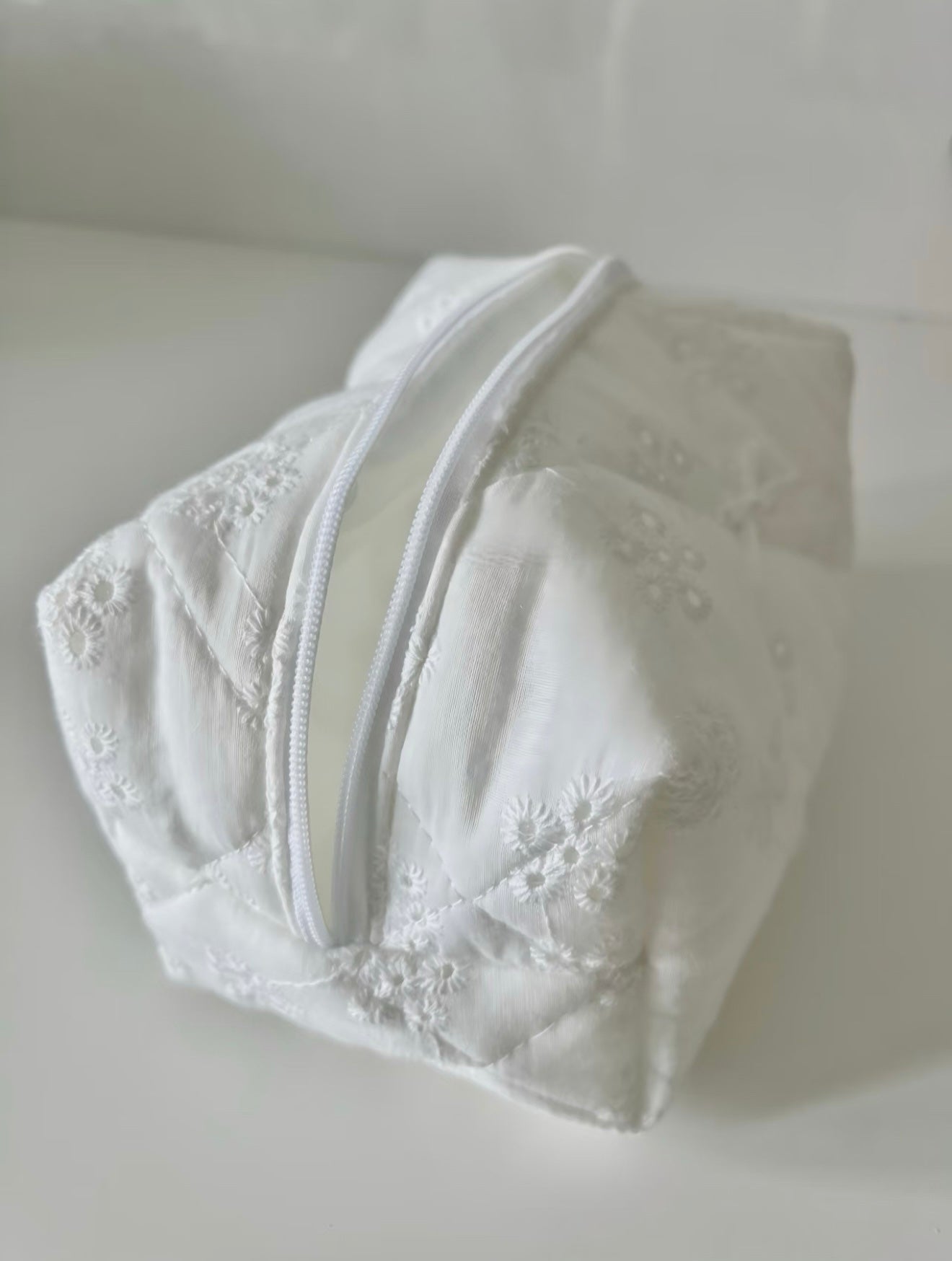 White Daisy Makeup Bag